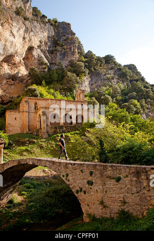 Pont médiéval et chapelle gothique du Santo Cristo et Santa Maria de la Hoz dans Tobera Burgos Castille Leon Espagne Banque D'Images