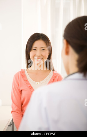 Jeune femme parlant à female doctor Banque D'Images