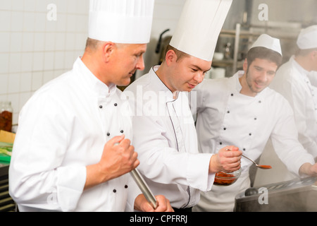 Deux cuisiniers masculins travaillant dans la préparation des aliments cuisine industriel professionnel Banque D'Images