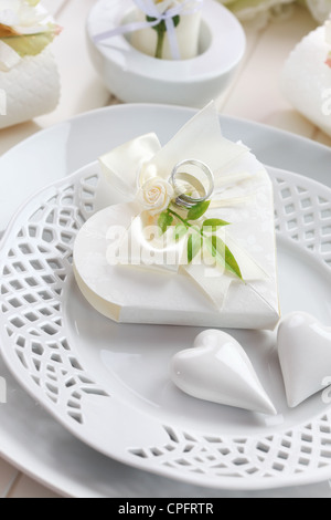 Mise en place de luxe blanc avec petit cadeau pour les invités Banque D'Images