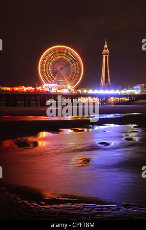 La tour de Blackpool Central Pier et Blackpool Illuminations lors d'Angleterre Banque D'Images