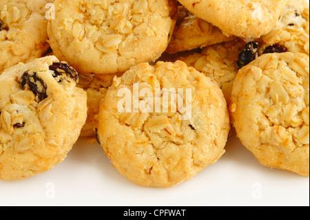 Oatmeal Cookies avec raisin sec sur fond blanc Banque D'Images