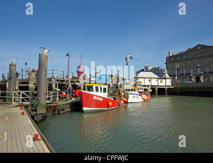 Quelques bateaux de pêche dans le bassin protégé par le Halfpenny pier sur le front de mer d''Harwich Banque D'Images