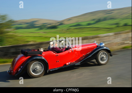 Vintage car près de Pont Burholme forêt de Bowland Lancashire England Banque D'Images