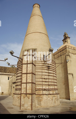 L'Espagne. L'Andalousie. Séville. L'île de Chartreuse. Cheminées de l'usine de carreaux en céramique dans le monastère de Notre Dame de la grotte. Banque D'Images