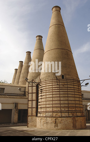 L'Espagne. L'Andalousie. Séville. L'île de Chartreuse. Cheminées de l'usine de carreaux en céramique dans le monastère de Notre Dame de la grotte. Banque D'Images