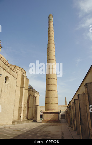 L'Espagne. L'Andalousie. Séville. L'île de Chartreuse. Cheminées de l'usine de carreaux en céramique dans le monastère de Notre Dame de la grotte. Banque D'Images