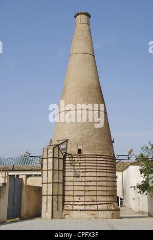 L'Espagne. L'Andalousie. Séville. L'île de Chartreuse. Cheminées de l'usine de carreaux en céramique dans le monastère de Notre Dame de la grotte. Banque D'Images