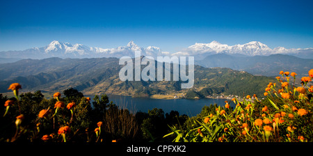 Vue de l'Annapurna et le lac Phewa tal de la Pagode de la paix mondiale, Pokhara, Népal Banque D'Images