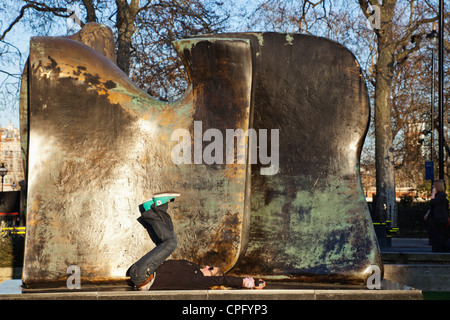 L'Angleterre, Londres, Westminster, l'abbaye de Westminster, pièce à couteaux sculpture de Henry Moore Banque D'Images