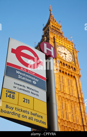 L'Angleterre, Londres, Westminster, Big Ben et Bus Stop Sign Banque D'Images