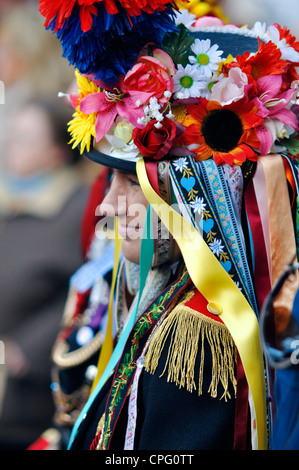 Italie, Val d'Aoste, Courmayeur, la Foire de la Paquerette, masque traditionnel avec des vêtements typiques Banque D'Images