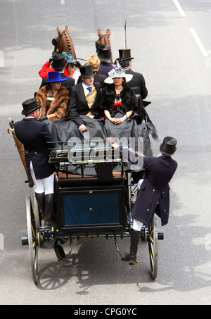 Élégamment vêtue personnes équitation dans une calèche, Ascot, UK Banque D'Images