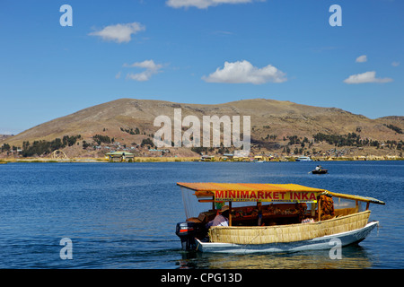 Mini-marché, l'Île Uros, Lac Titicaca, Pérou Banque D'Images