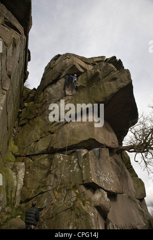 Rock climber sur la fissure à Cratcliffe Rocks dans le Peak District, Derbyshire, Royaume-Uni Banque D'Images