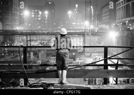 Travailleur de la construction s'appuyant sur une barrière, Berlin, Allemagne Banque D'Images