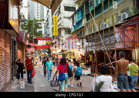 Les gens qui marchent à une piscine dans le centre du marché humide de Hong Kong, Chine. Septembre 2011. Banque D'Images