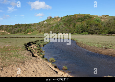 Pennard comp (Stream) et Pennard Château trois falaises Bay Gower Wales UK Banque D'Images