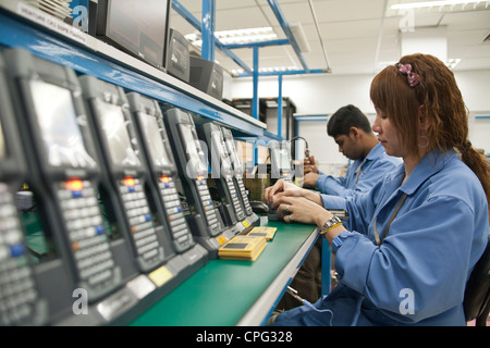 Test des travailleurs de l'ordinateur de l'inventaire des périphériques sur la chaîne de montage de l'usine Venture Corp. à Singapour Banque D'Images