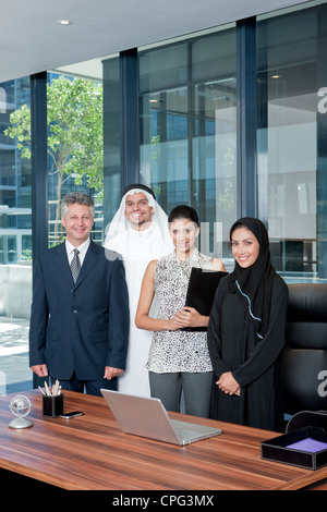 Portrait of business people standing in office, en souriant. Banque D'Images