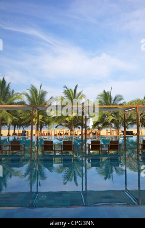 Vue sur piscine et sur la plage, Jet Blue Hotel, Negombo, Sri Lanka, Asie Banque D'Images