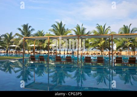 Vue sur piscine et sur la plage, Jet Blue Hotel, Negombo, Sri Lanka, Asie Banque D'Images