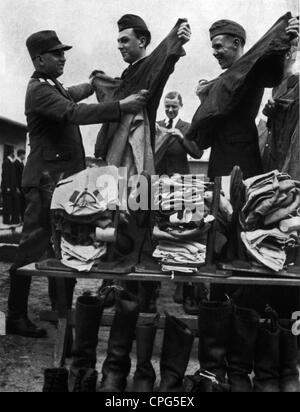 National-socialisme, organisations, Reich Labour Service, (Reichsarbeitsdienst, RAD), recrutes recevant du tissu, 1937, droits additionnels-Clearences-non disponible Banque D'Images