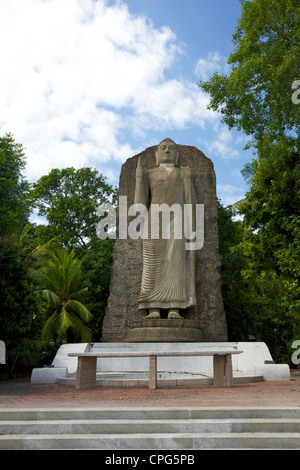 Statue de Bouddha en face de salle de conférence, Viharamahadevi Park, ou le parc Victoria, Colombo, Sri Lanka, Asie Banque D'Images