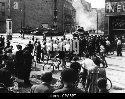 Géographie / voyage, Allemagne, Berlin, révolution 17.6.1953, est-Allemands regardant les chars soviétiques, Wilhelmstrasse à l'angle de Zimmerstrasse, Berlin est, années 1950, 50s, 20e siècle, historique, historique, soulèvement national, soulèvements nationaux, Allemagne de l'est, Allemagne de l'est, GDR, DDR, politique, militaire, intervention, interventions, T-34, T34, russe, vélos, Russes, foule, vélos, moto, russe, moto, russe, russe, rue, révolte, gens, foule, foules, droits additionnels-Clearences-non disponible Banque D'Images