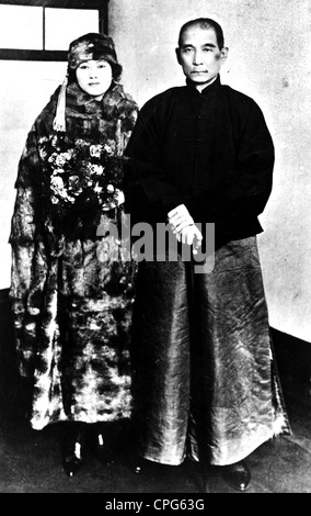 Sun Yat Sen, 12.11.1866 - 12.3.1925, homme politique chinois, pleine longueur, avec sa femme, vers 1915, Banque D'Images