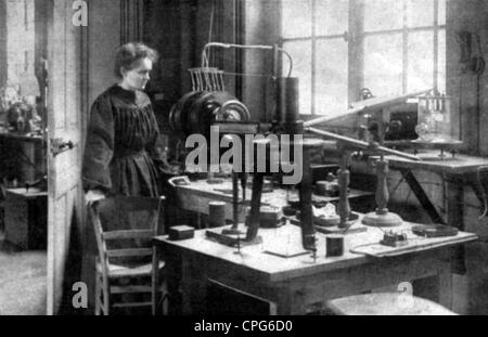 Curie, Marie, 7.11.1867 - 4.7.1934, chimiste et physicien français, origine polonaise, demi-longueur, dans son laboratoire, Paris, 1911, Banque D'Images