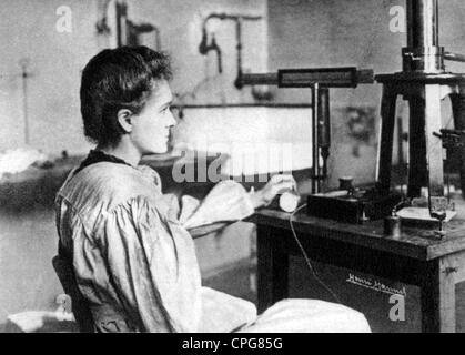 Curie, Marie, 7.11.1867 - 4.7.1934, chimiste et physicien français, origine polonaise, mi-longueur, travaillant dans son laboratoire, vers 1910, Banque D'Images