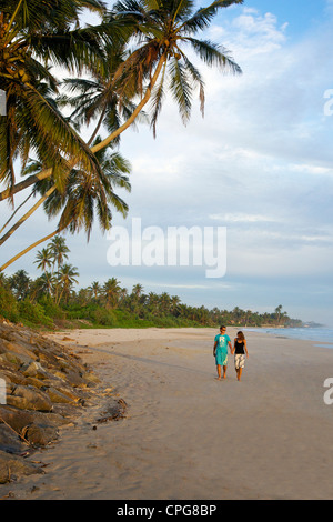 Jeune couple en train de marcher sur la plage à Weligama, Côte Sud, Sri Lanka, Asie Banque D'Images