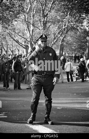 Massachusetts state trooper régulant le trafic sur un Cambridge, MA, rue. Banque D'Images