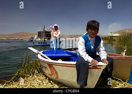 Les enfants de l'école de voile, Islas Flotantes, îles flottantes, le Lac Titicaca, le Pérou, Amérique du Sud Banque D'Images