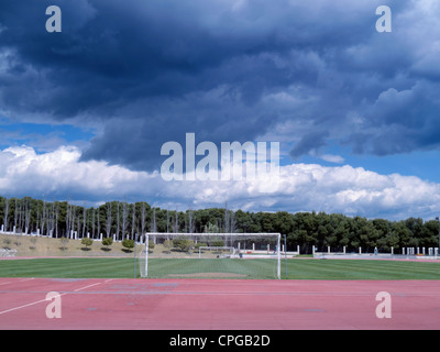 Dans le cadre d'un net Football orageux, ciel menaçant. Torremolinos, Malaga Province, Espagne. Banque D'Images