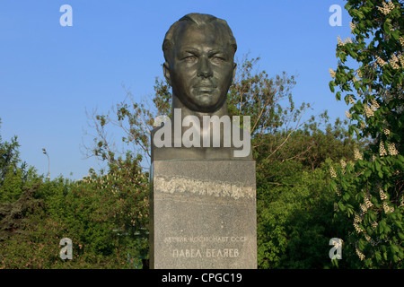 Statue du cosmonaute russe/soviétique Pavel Ivanovitch Belyayev (1925-1970) à l'Allée des cosmonautes dans la région de Moscou, Russie Banque D'Images