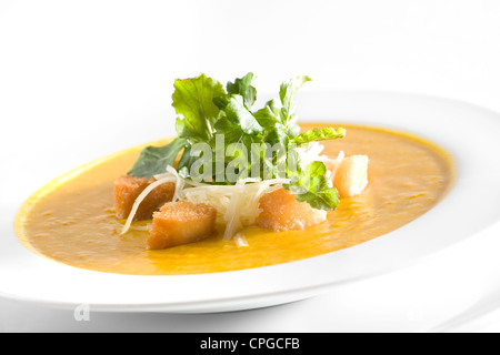 Soupe au potiron avec des croûtons et fromage parmesan Banque D'Images