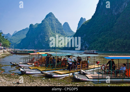 Radeaux de bois sur la rivière Li de Guilin et Yangshuo, entre la province de Guangxi - Chine Banque D'Images