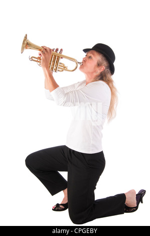 Très jolie jeune femme jouer du blues sur une trompette. Isolé sur fond blanc Banque D'Images