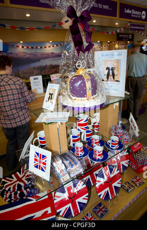 Queens Jubilee souvenirs sur l'écran y compris un gâteau fait main en forme de la Couronne Banque D'Images