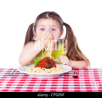 Belle fille de manger des pâtes et des boulettes avec les mains Banque D'Images