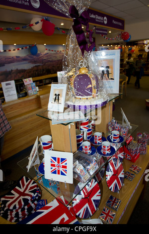 Queens Jubilee souvenirs sur l'écran y compris un gâteau fait main en forme de la Couronne Banque D'Images