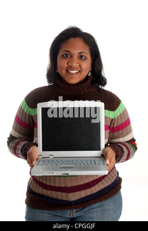 Femme avec un ordinateur sur un fond blanc Banque D'Images
