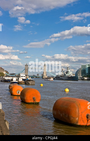 Tamise panorama vista Voir scène avec grade 1 énumérés le Tower Bridge et HMS Belfast navire musée Londres Angleterre Europe Banque D'Images