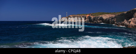 Le phare et la baie isolée à Portinatx, Ibiza Island resort, Baléares, Espagne, Europe Banque D'Images