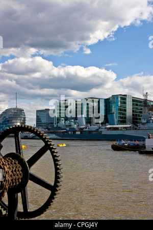 La gazelle d'afficher à partir de la Thames path à South Bank avec treuil de l'ancienne chaîne City Hall et musée HMS Belfast Londres Angleterre Banque D'Images