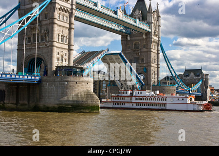 Vacancier touristiques river cruiser bateau à vapeur passant sous ouvrir 1 e année énumérés le Tower Bridge Londres Angleterre Europe Banque D'Images