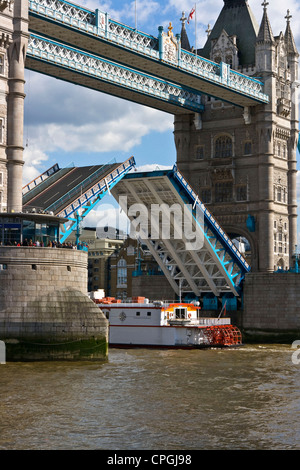 Vacances touristiques à aubes river cruiser excursion en bateau passant sous ouvrir 1 e année énumérés le Tower Bridge Londres Angleterre Europe Banque D'Images