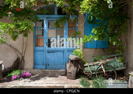 Porte et volets peints en bleu sur la vieille maison française, Ardèche, France Banque D'Images